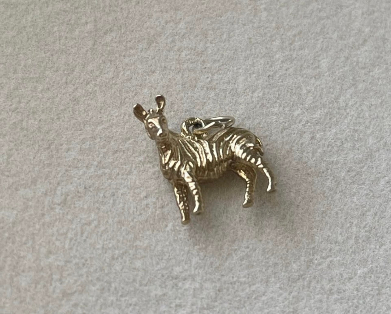 Vintage 9ct yellow gold zebra pendant charm (solid not hollow)