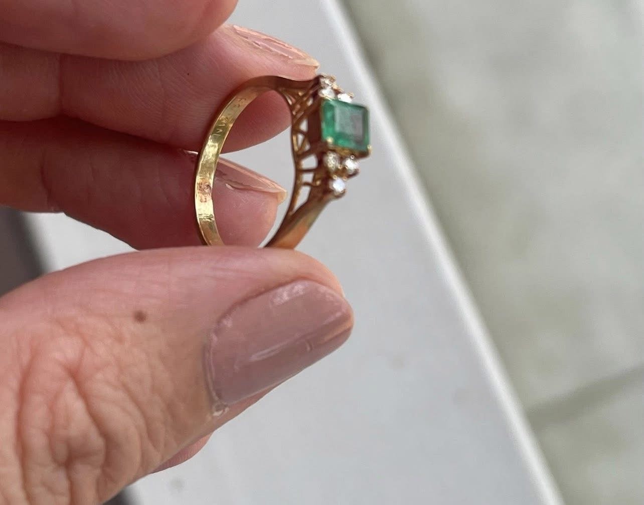 Vintage 90s 18ct yellow gold natural emerald diamond ring