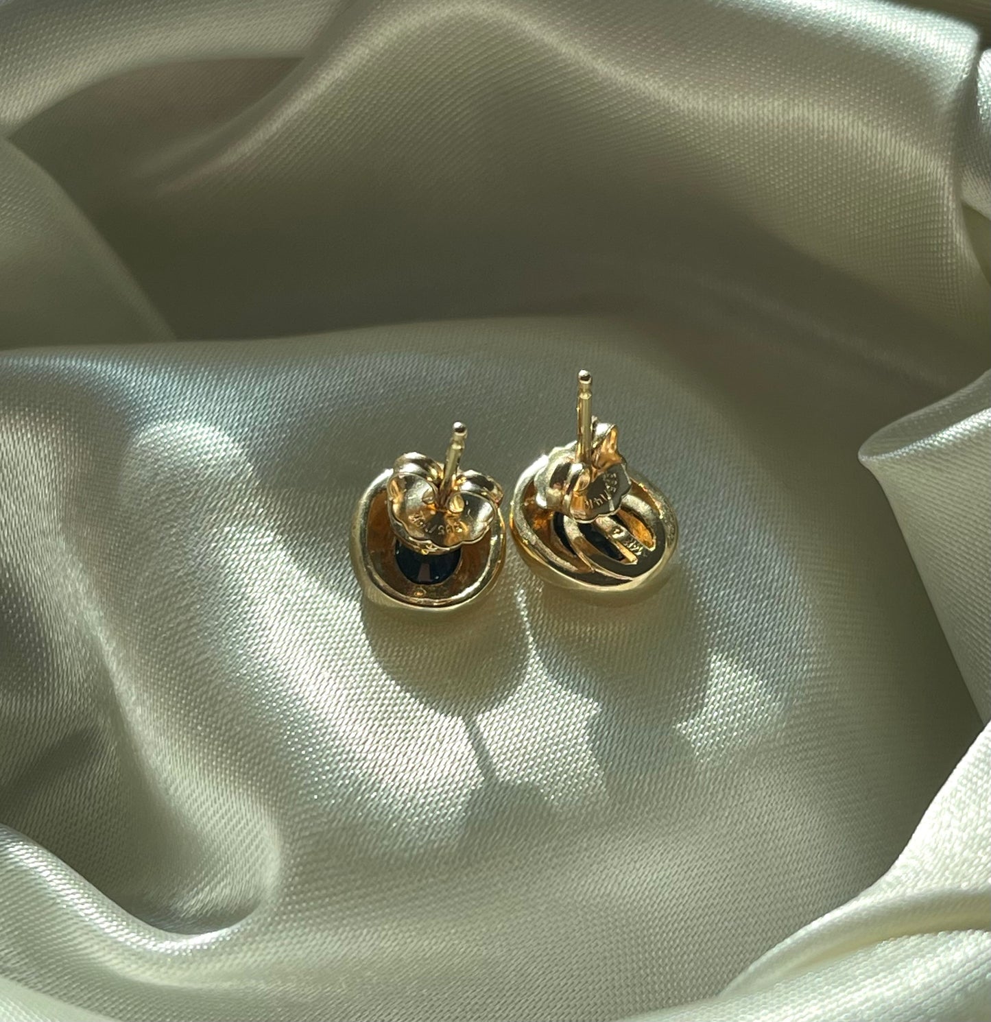 Vintage 14ct yellow gold 1ct natural sapphire bezel set stud earrings