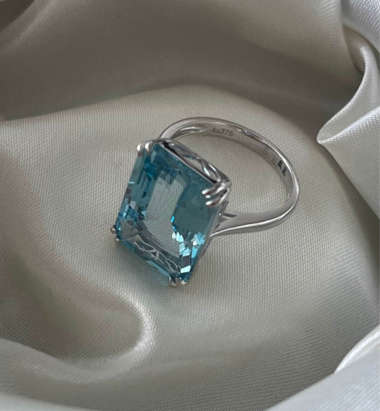 9ct white gold 13.5ct natural blue topaz ring