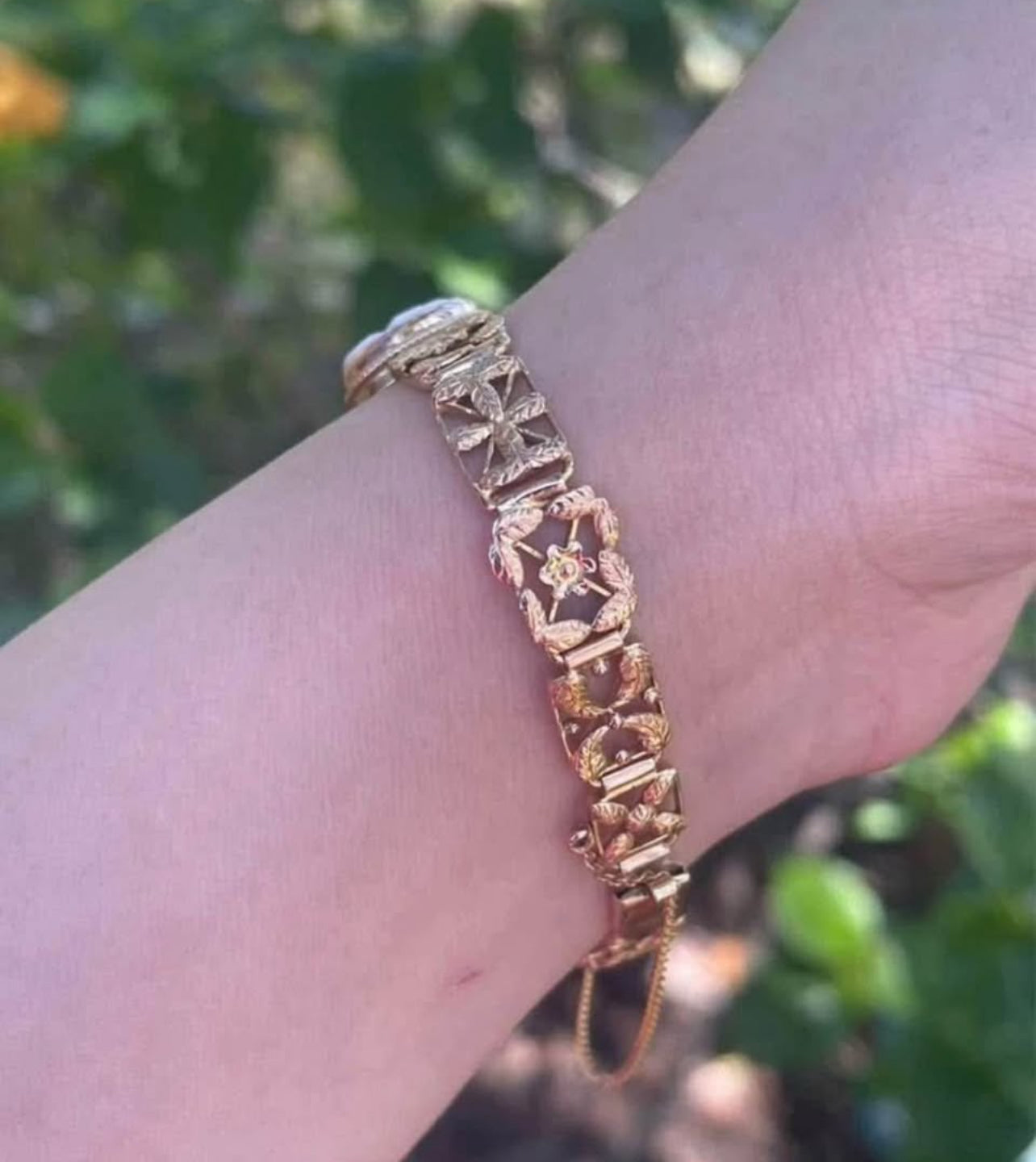 Antique / vintage 9ct gold filigree floral cameo bracelet