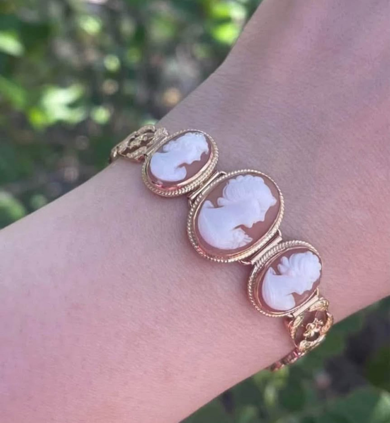 Antique / vintage 9ct gold filigree floral cameo bracelet