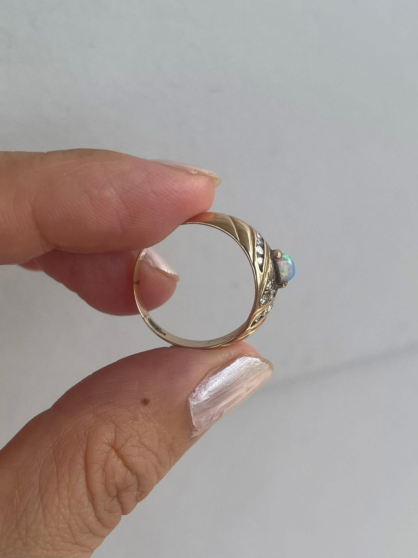 Vintage 18ct yellow gold natural solid opal diamond band ring