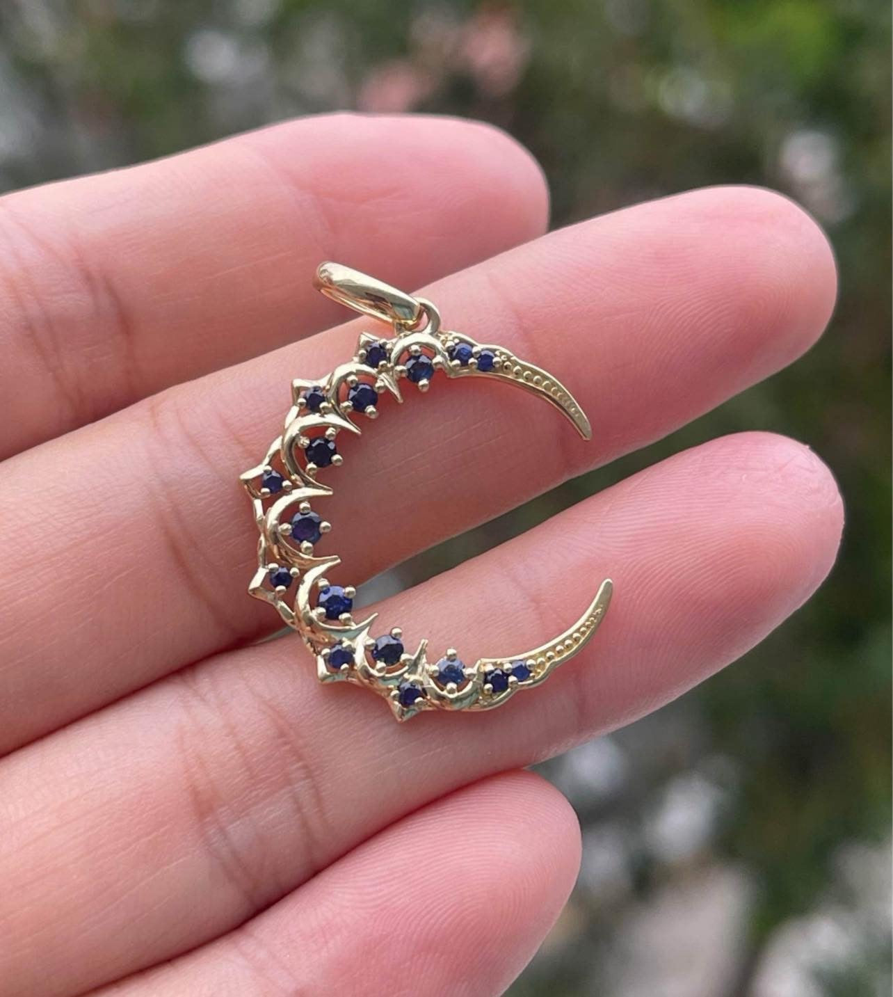 Antique style 9ct yellow gold natural sapphire crescent moon pendant