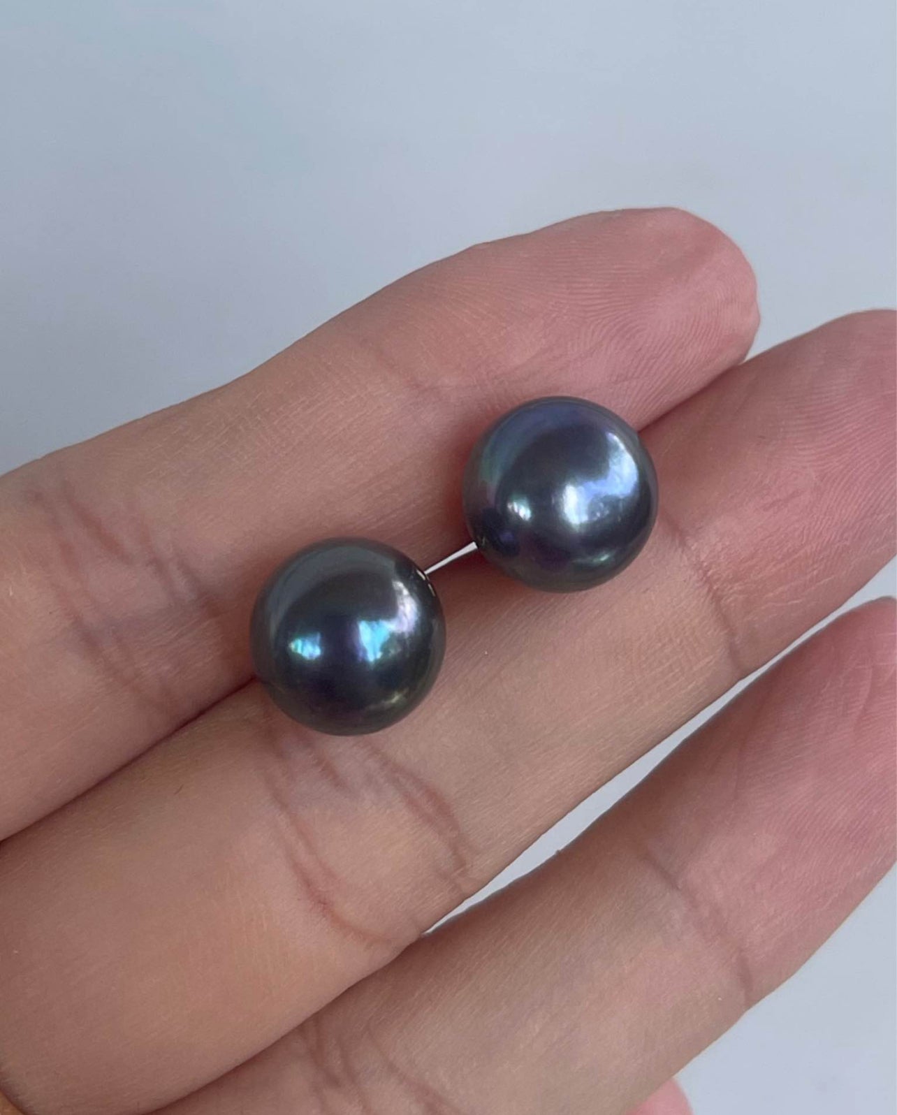 Vintage 14ct yellow gold genuine Tahitian pearl stud earrings