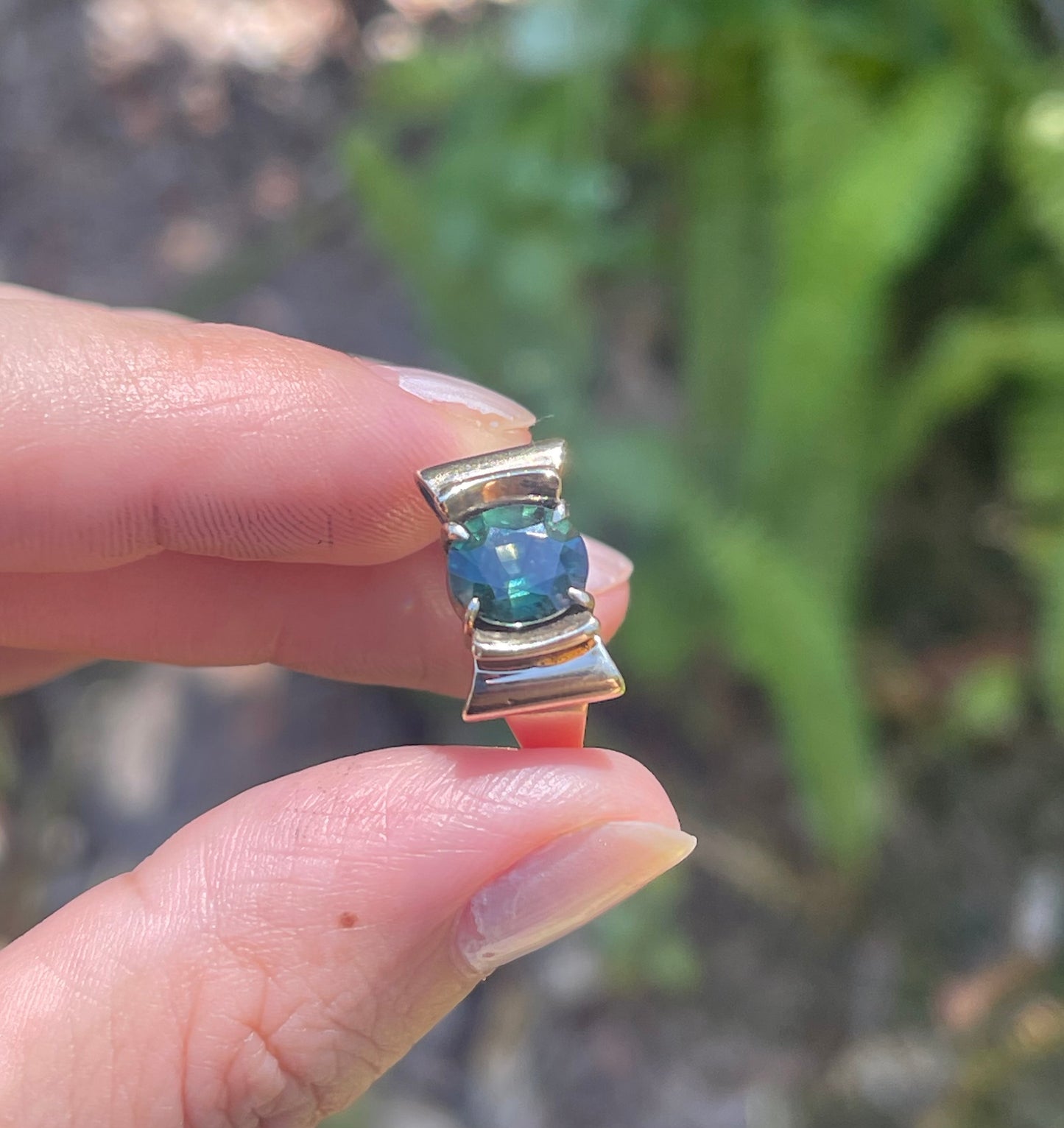 Vintage 90s 9ct yellow gold natural green sapphire bow ring