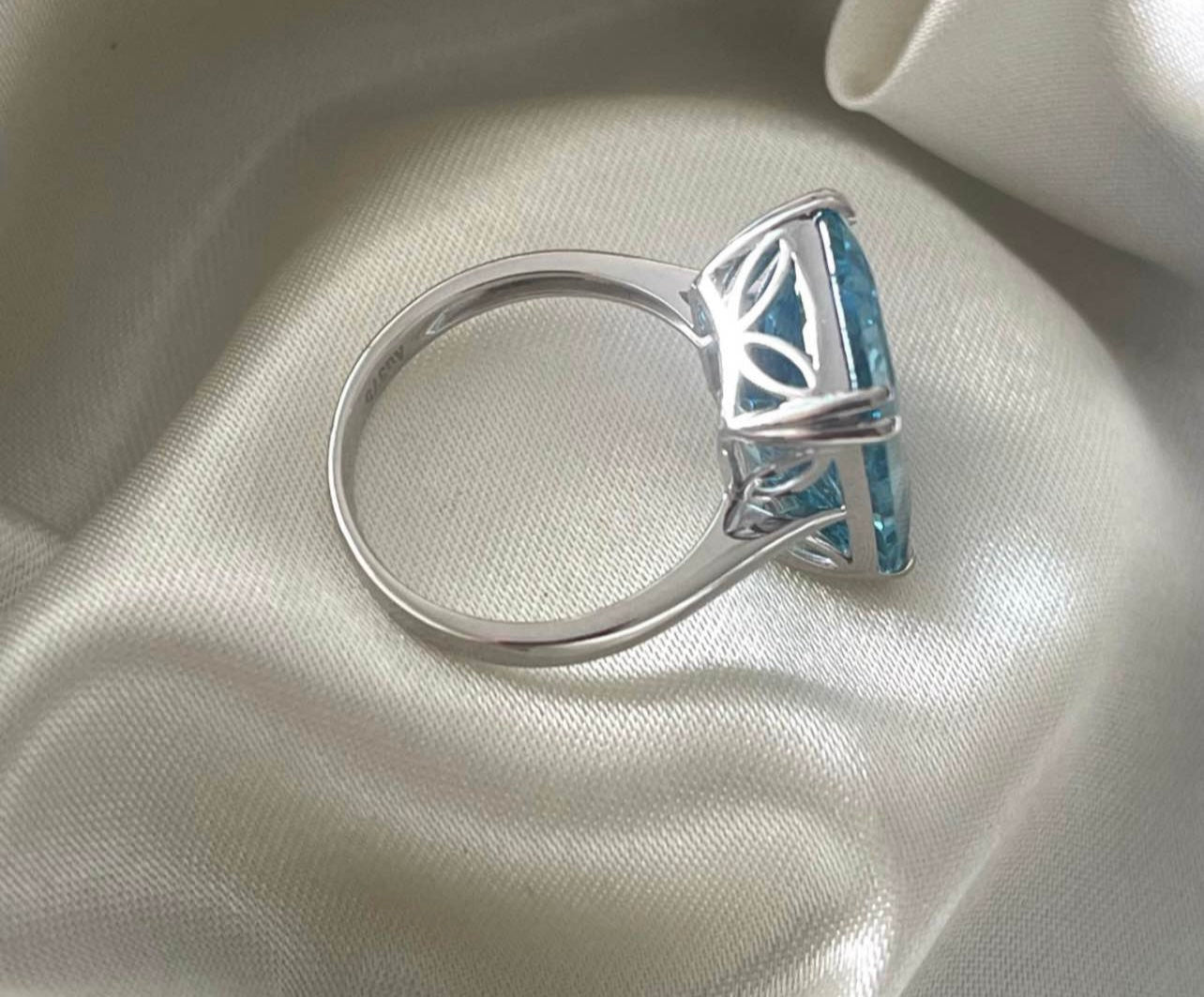 9ct white gold 13.5ct natural blue topaz ring