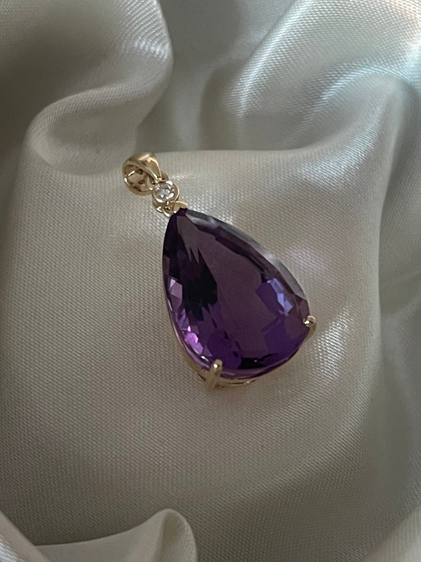 9ct yellow gold large pear shape 15.57ct natural deep purple amethyst pendant with diamond