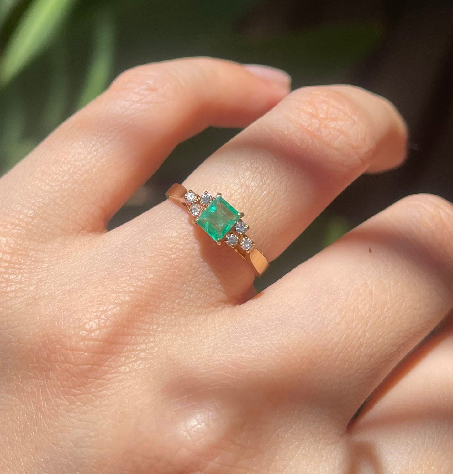 Vintage 90s 18ct yellow gold natural emerald diamond ring
