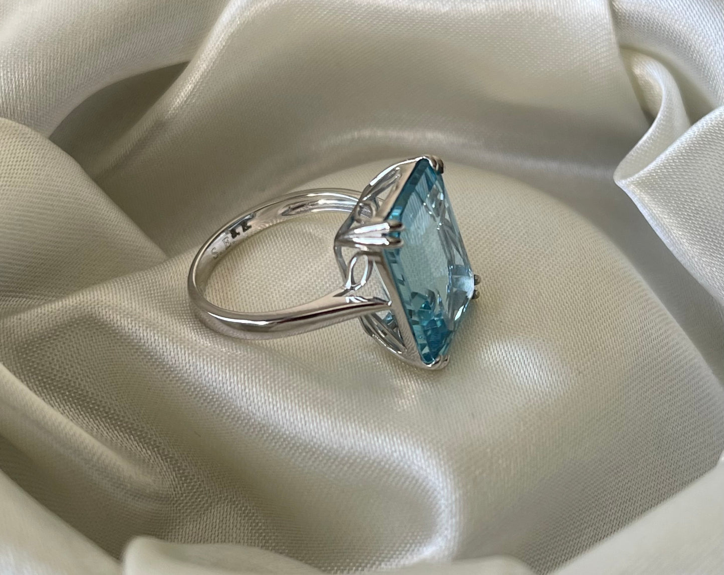 13.5ct Blue Topaz Ring In 9ct White Gold