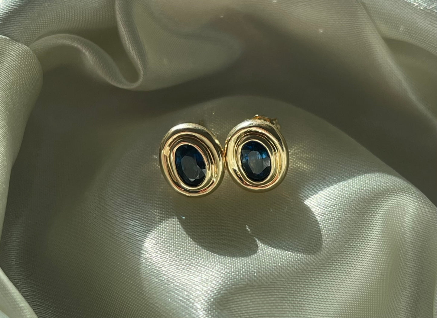 Vintage 14ct yellow gold 1ct natural sapphire bezel set stud earrings