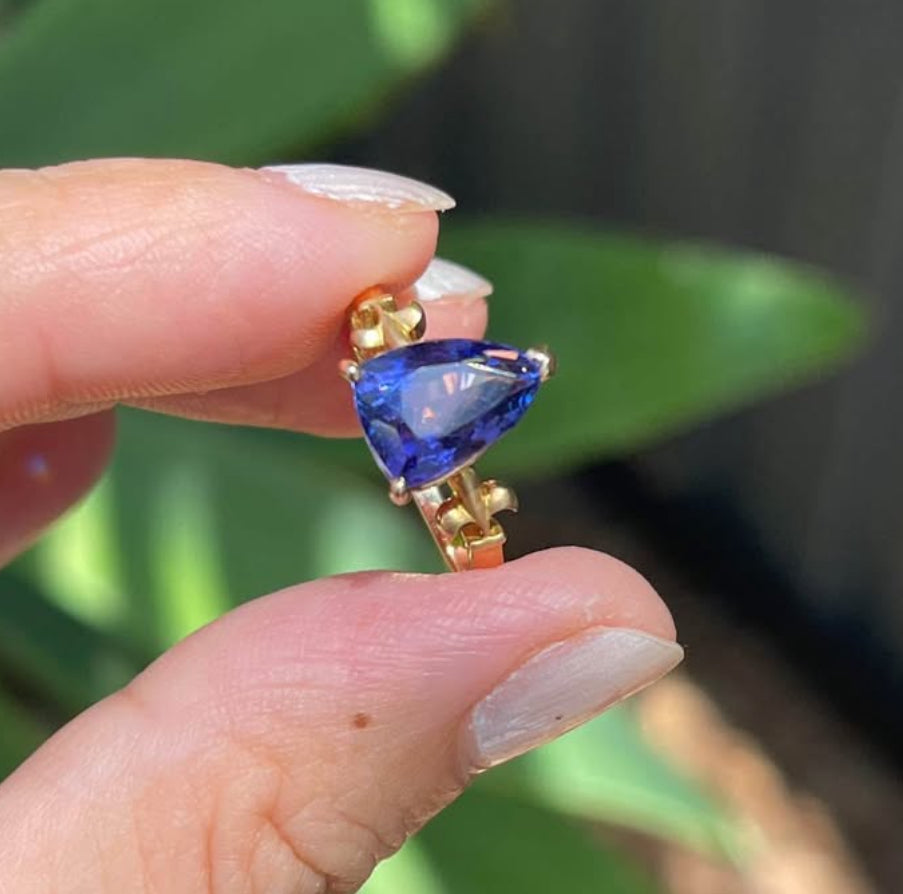 18ct yellow gold 4.1ct natural tanzanite with fleur-de-lis motif on shoulders