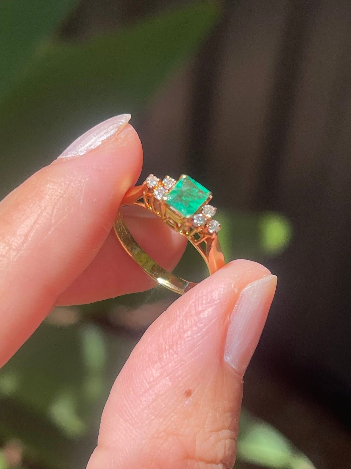 Vintage 90s 18ct yellow gold natural emerald diamond ring