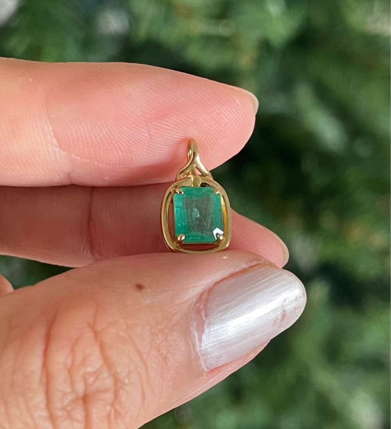 9ct yellow gold 1.2ct natural emerald pendant