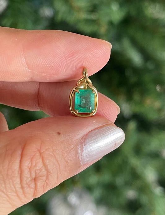 9ct yellow gold 1.2ct natural emerald pendant