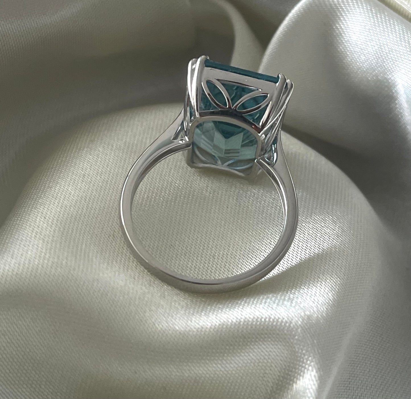 9ct white gold 13.5ct natural blue topaz ring