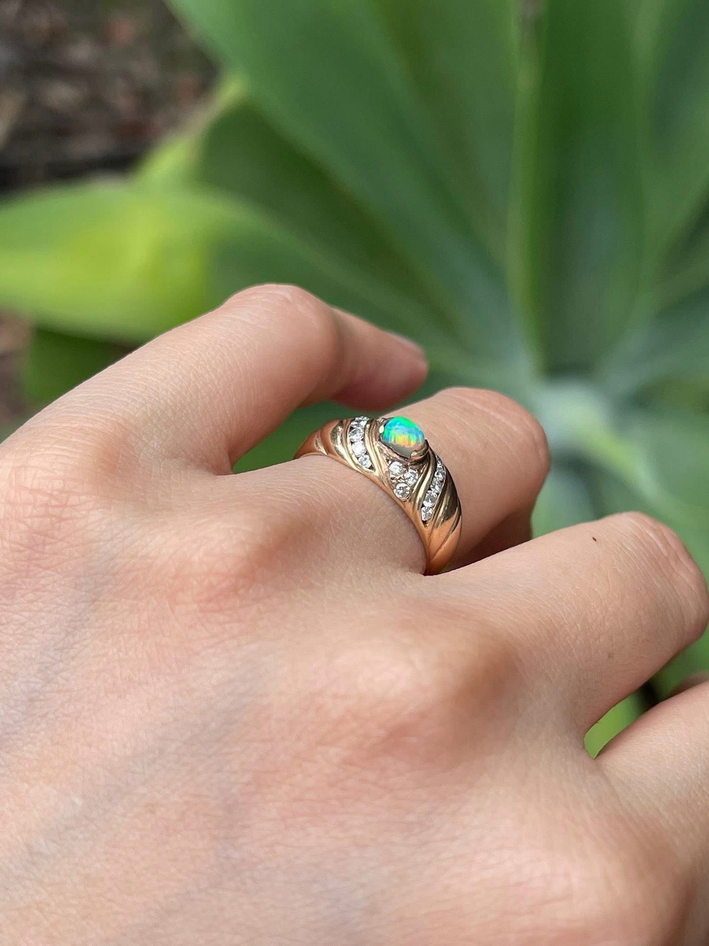 Vintage 18ct yellow gold natural solid opal diamond band ring