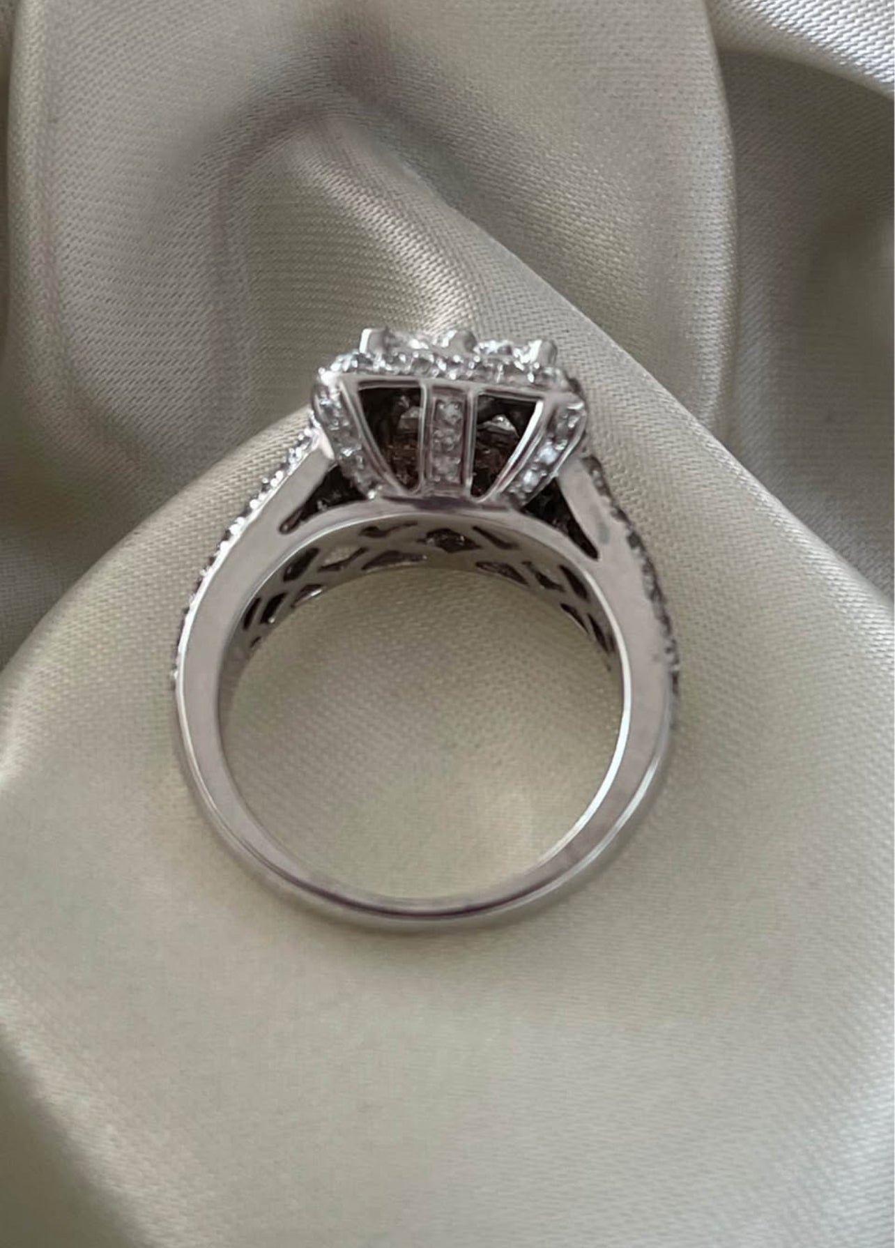 18ct white gold 1.7ct natural VS diamond ring