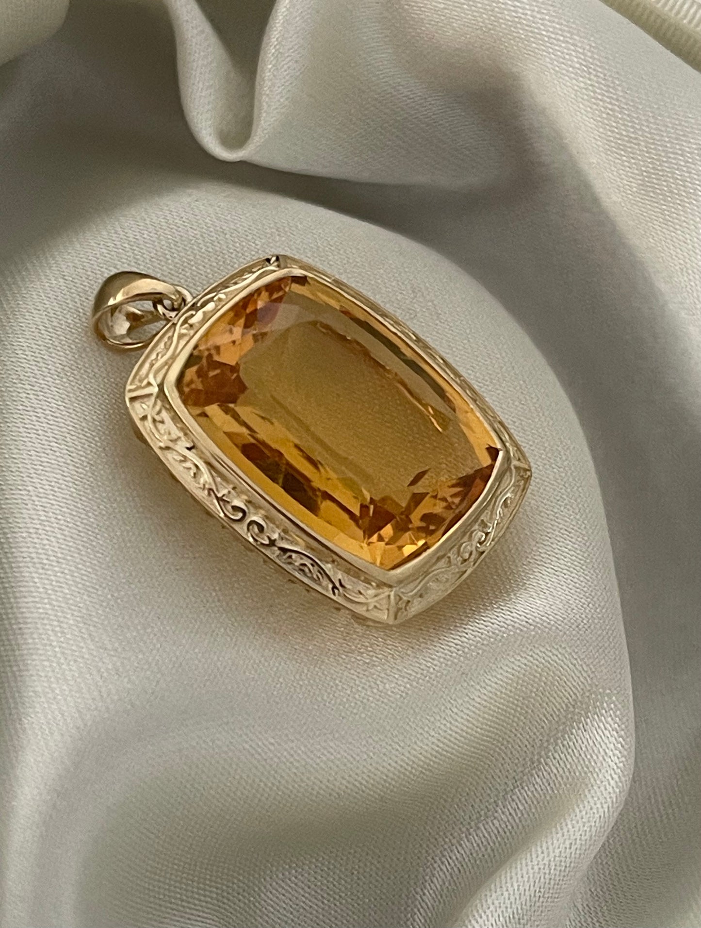 Antique style 9ct yellow gold large 15.3ct natural orange citrine pendant