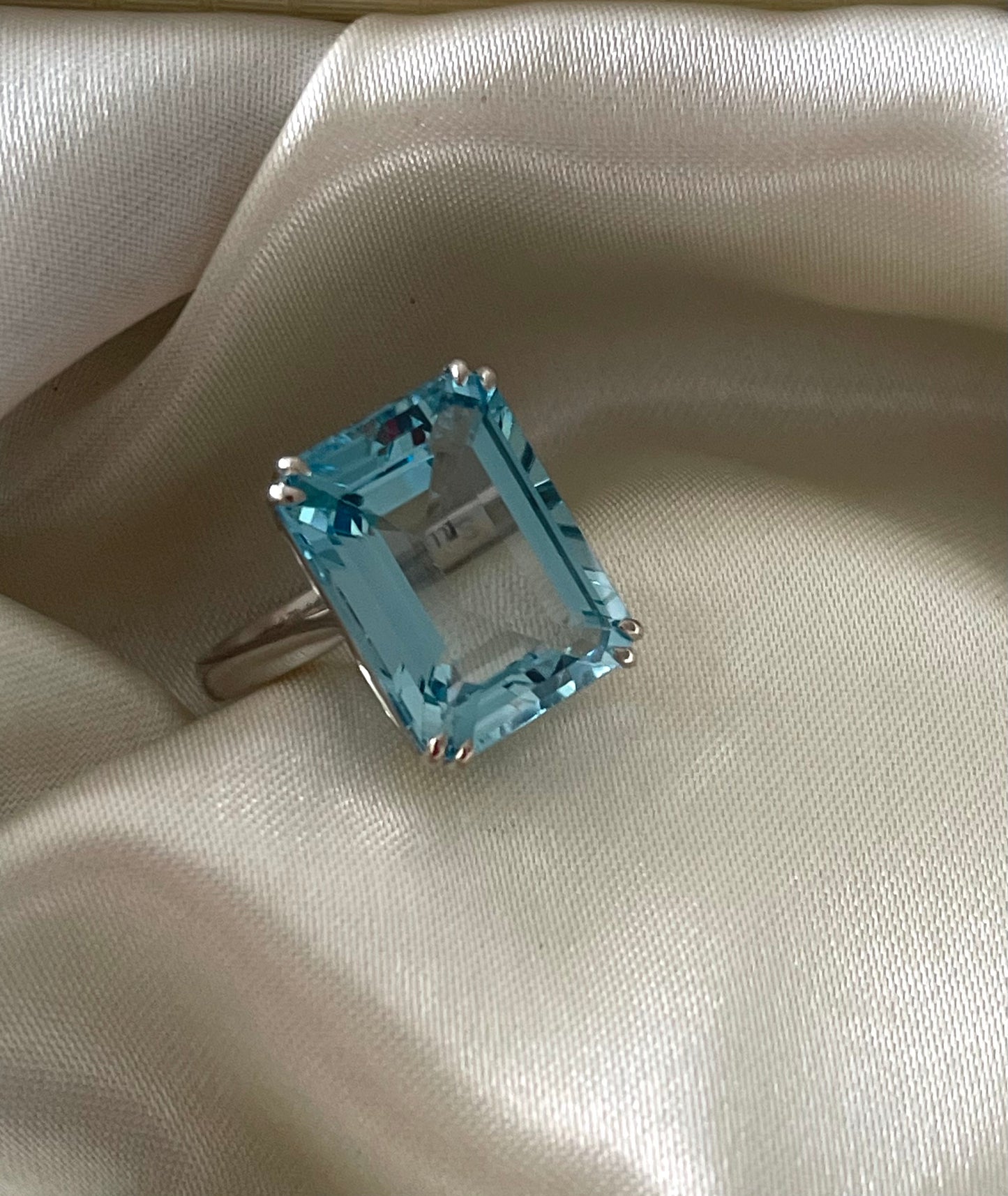 9ct white gold 13.5ct natural blue topaz ring