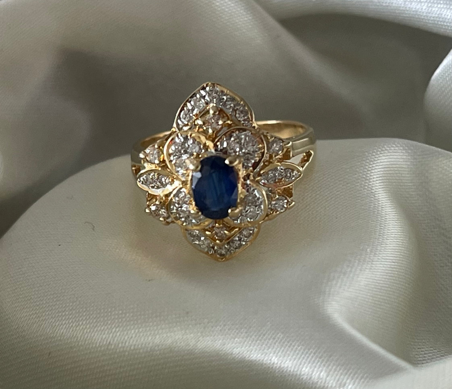 Vintage 18ct yellow gold natural sapphire diamond flower ring