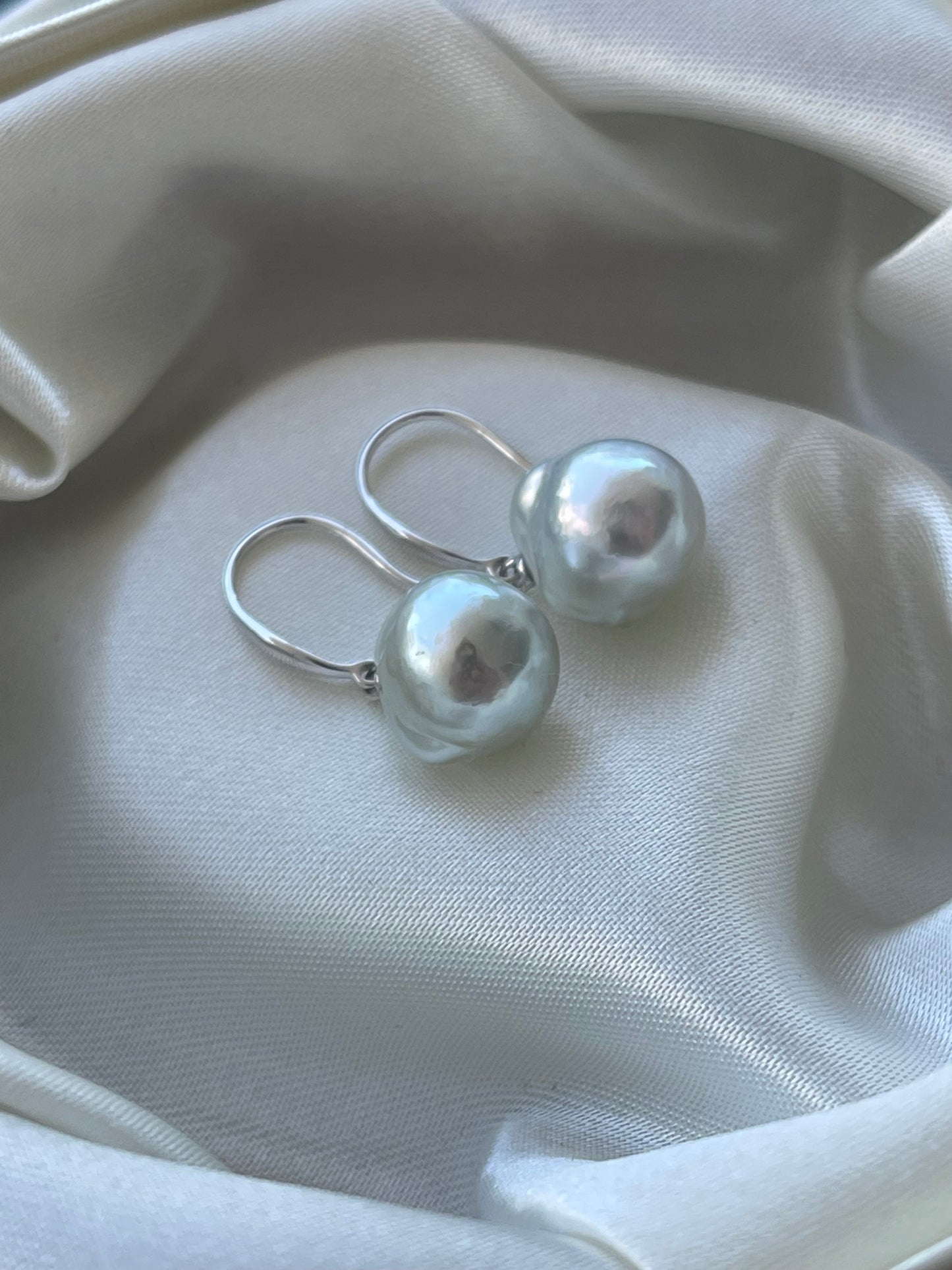 Modern 18ct white gold genuine south sea baroque pearl drop earrings
