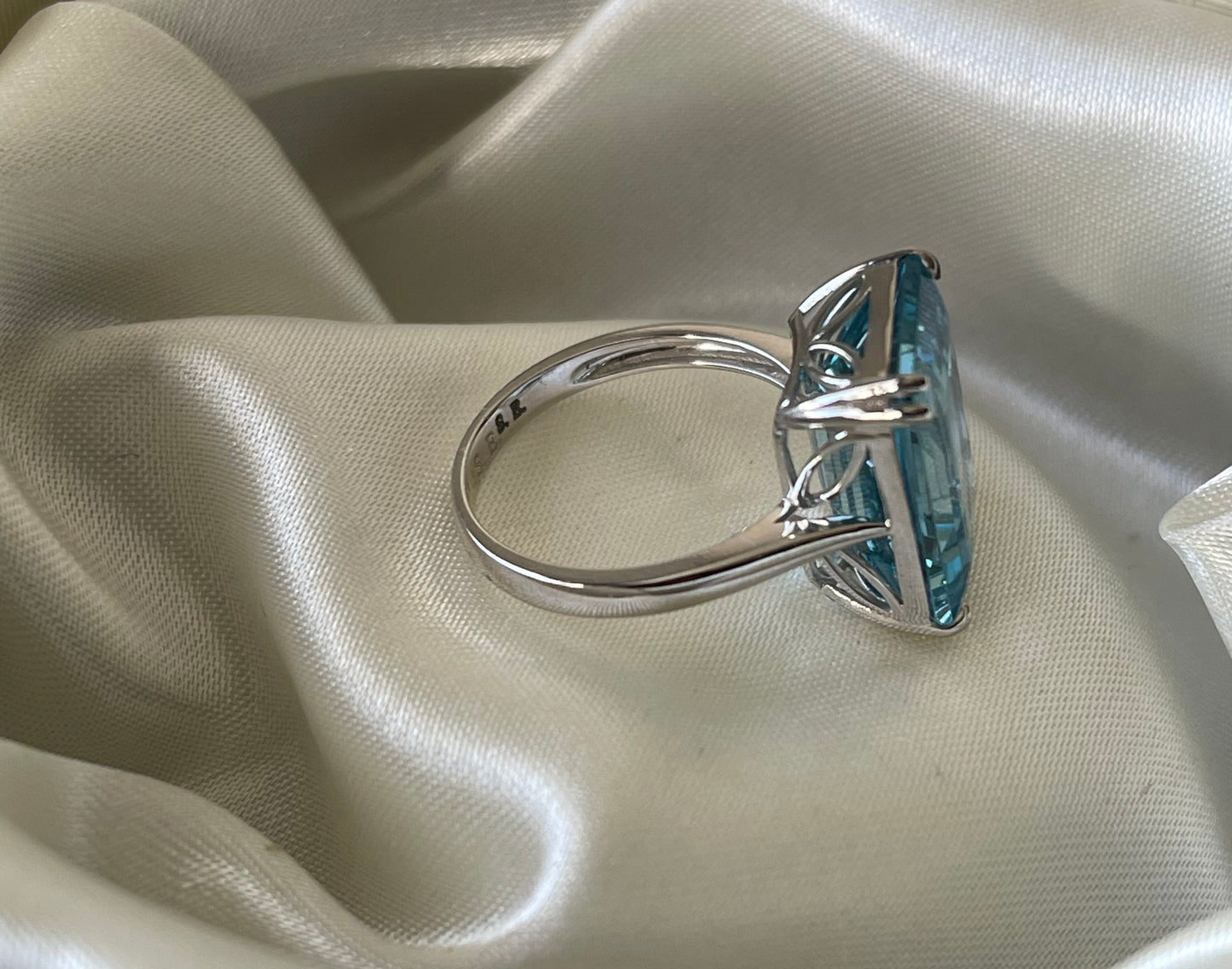 13.5ct Blue Topaz Ring In 9ct White Gold