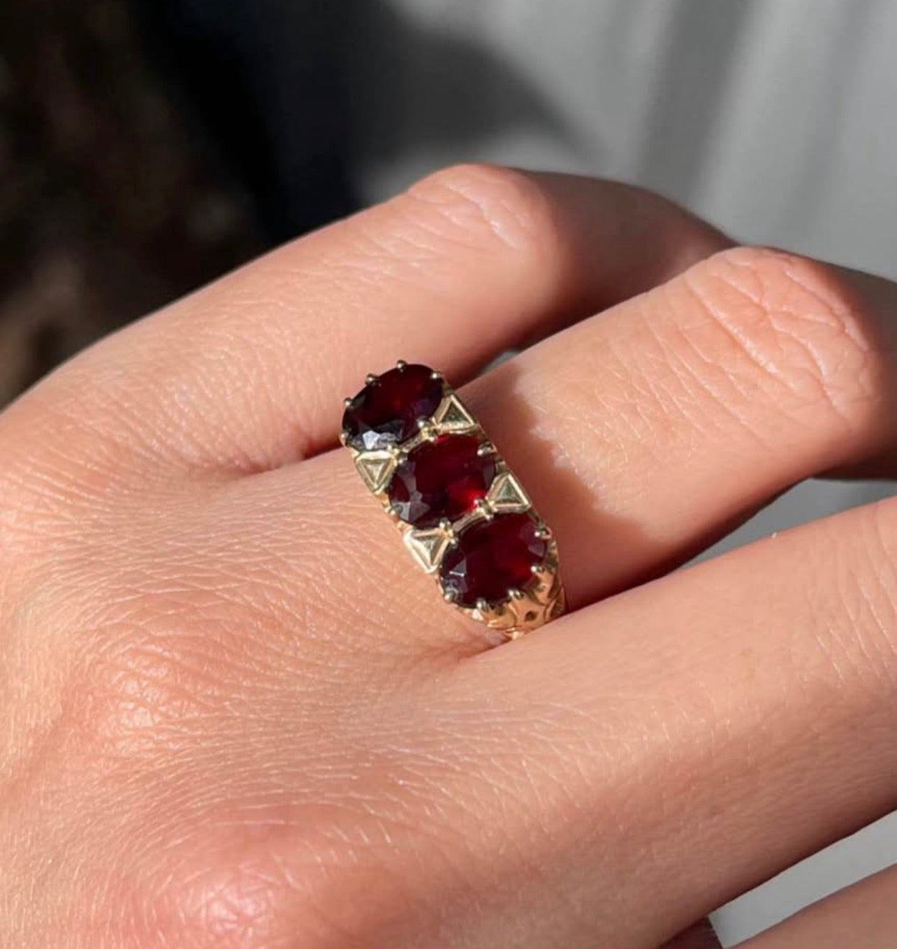 Vintage English Natural Garnet Trilogy Ring In 9ct Yellow Gold