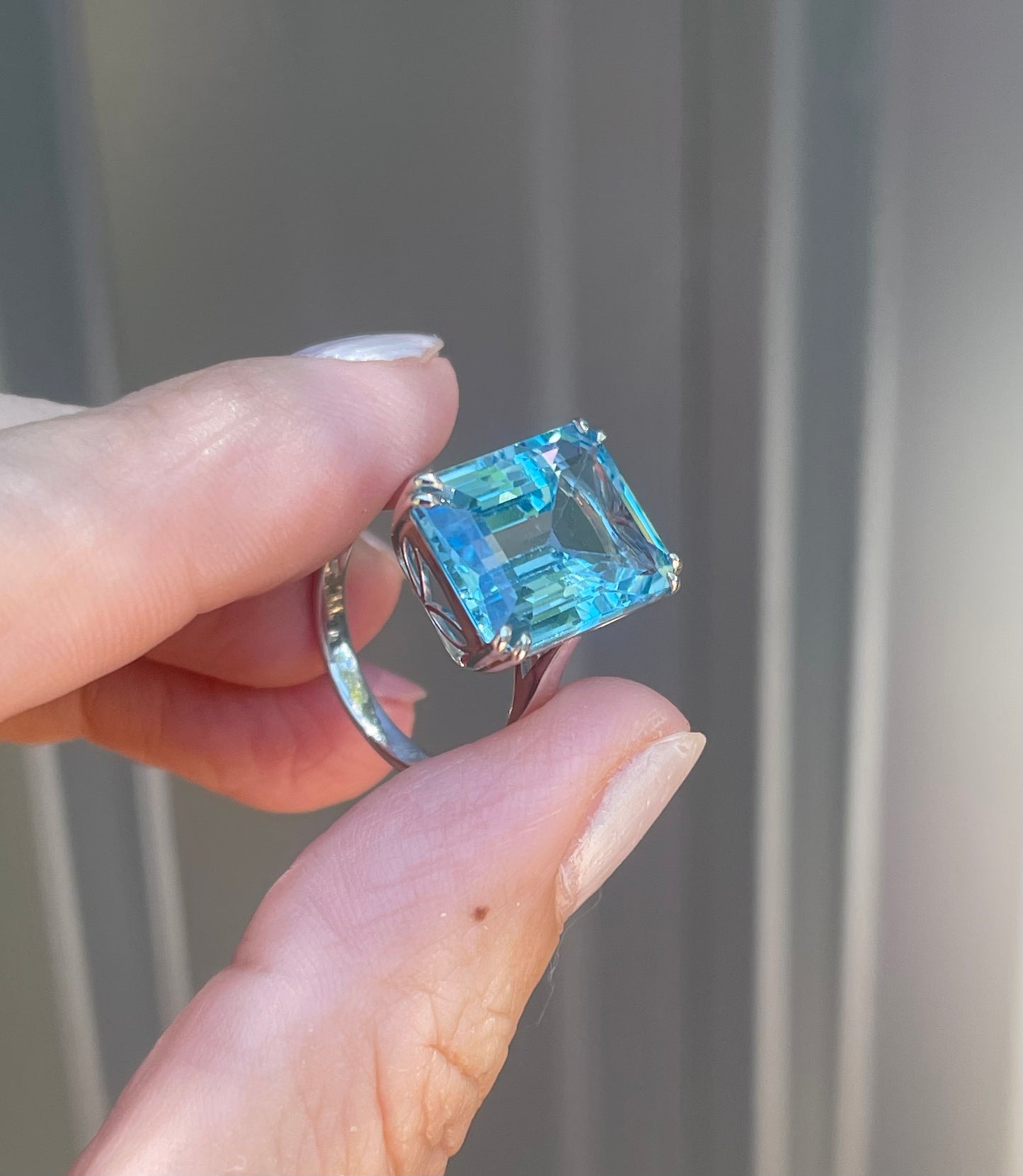 9ct white gold 13.5ct natural blue topaz ring