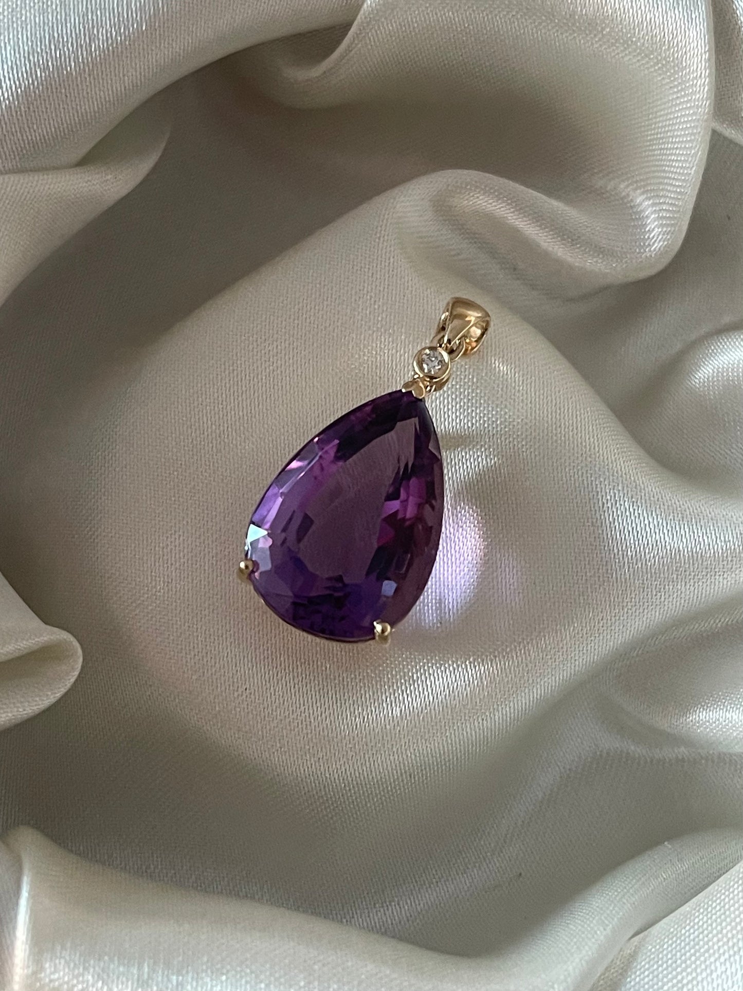 9ct yellow gold large pear shape 15.57ct natural deep purple amethyst pendant with diamond