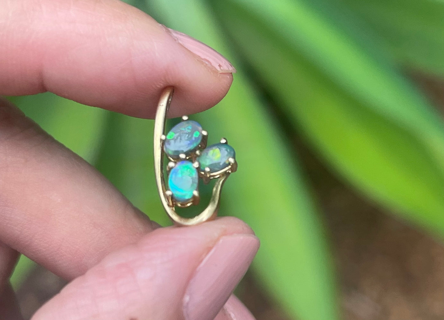 Vintage 18ct yellow gold Australian natural & solid dark opal trilogy pendant