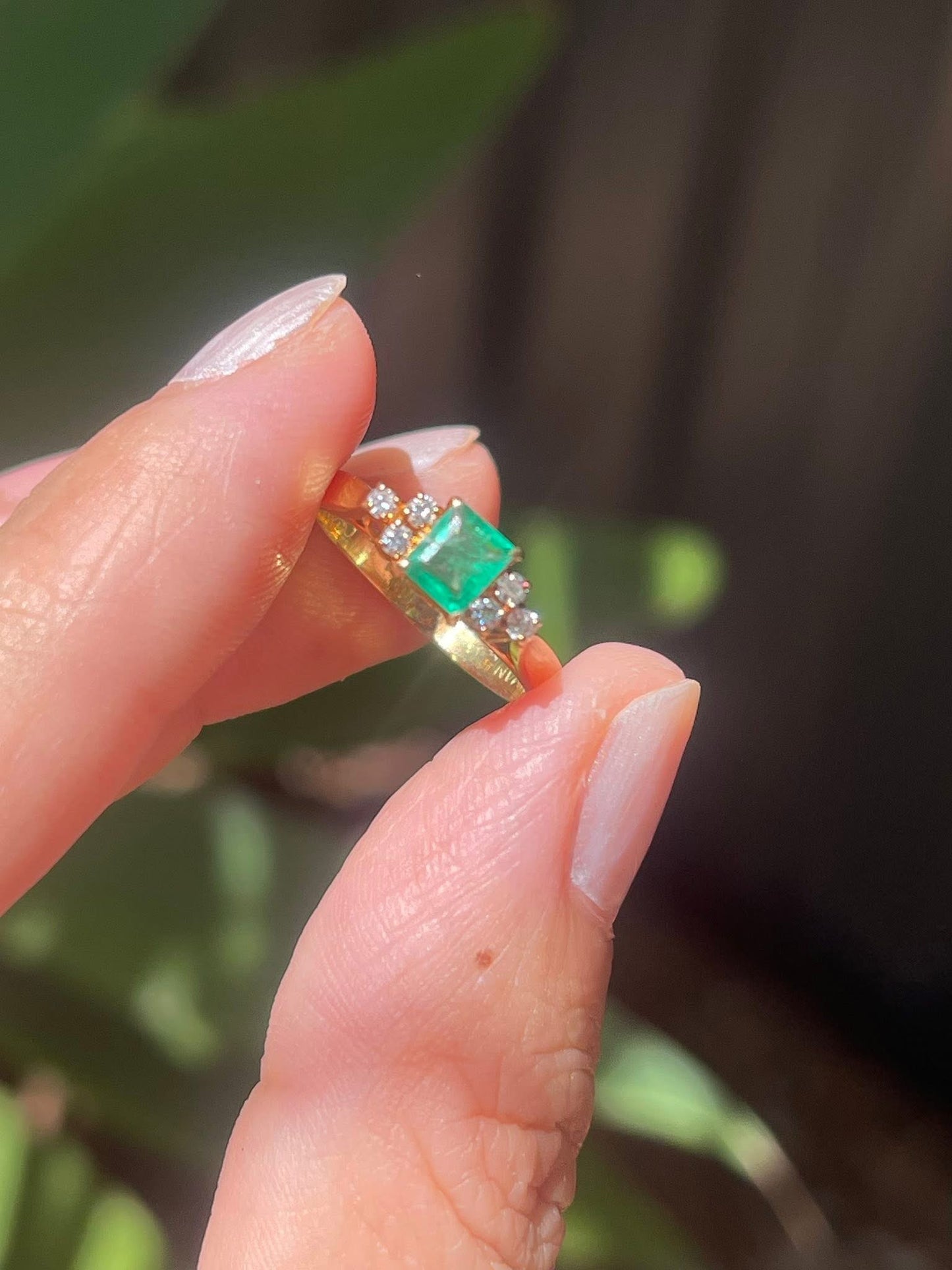Vintage 90s 18ct yellow gold natural emerald diamond ring