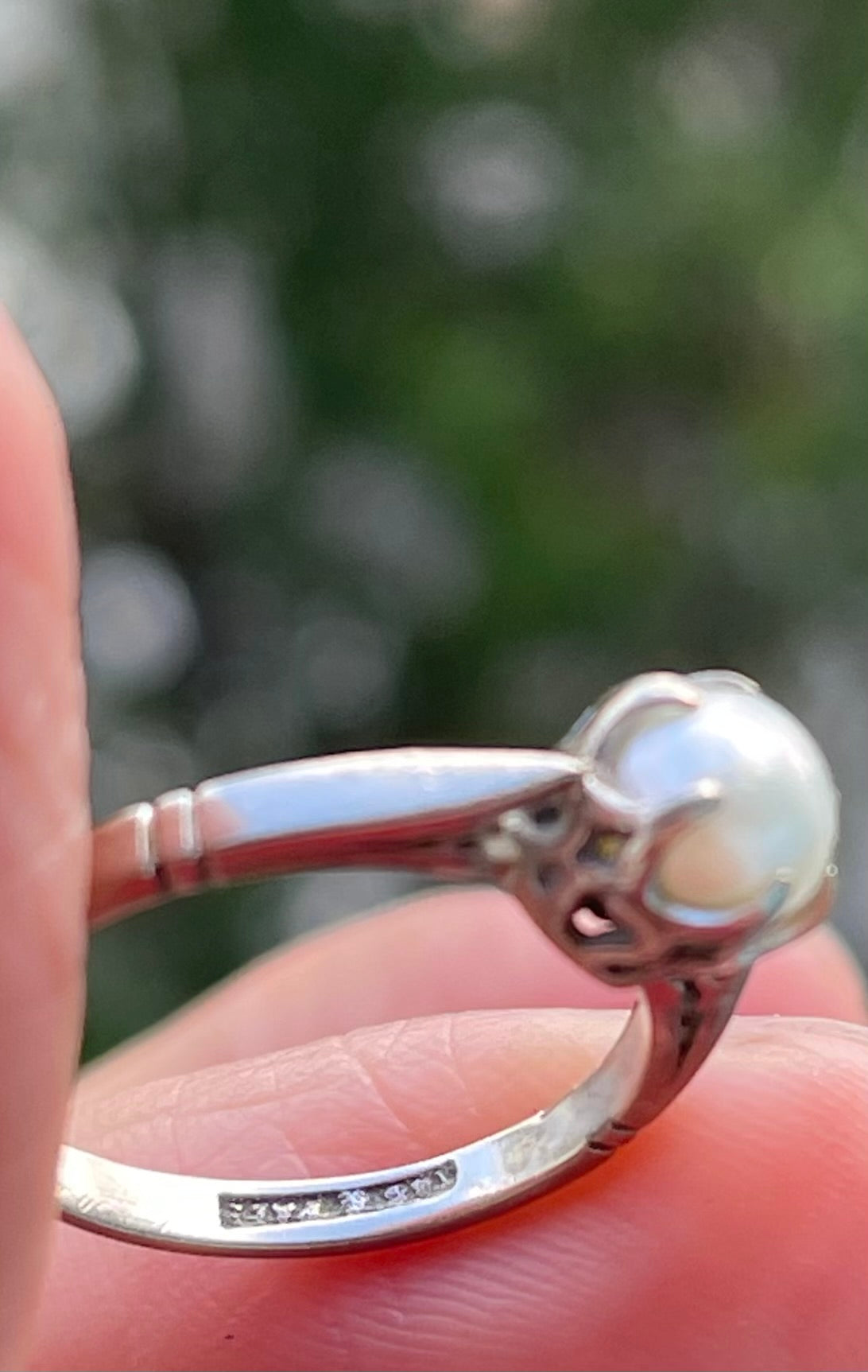 Antique 1930-1940 18ct white gold 6 claw genuine pearl ring
