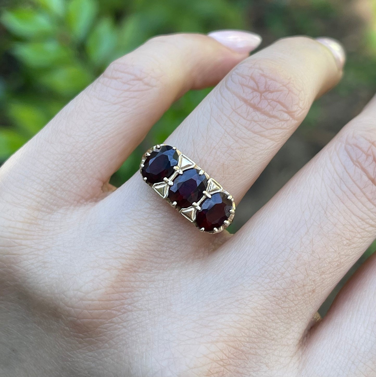 Vintage English Natural Garnet Trilogy Ring In 9ct Yellow Gold