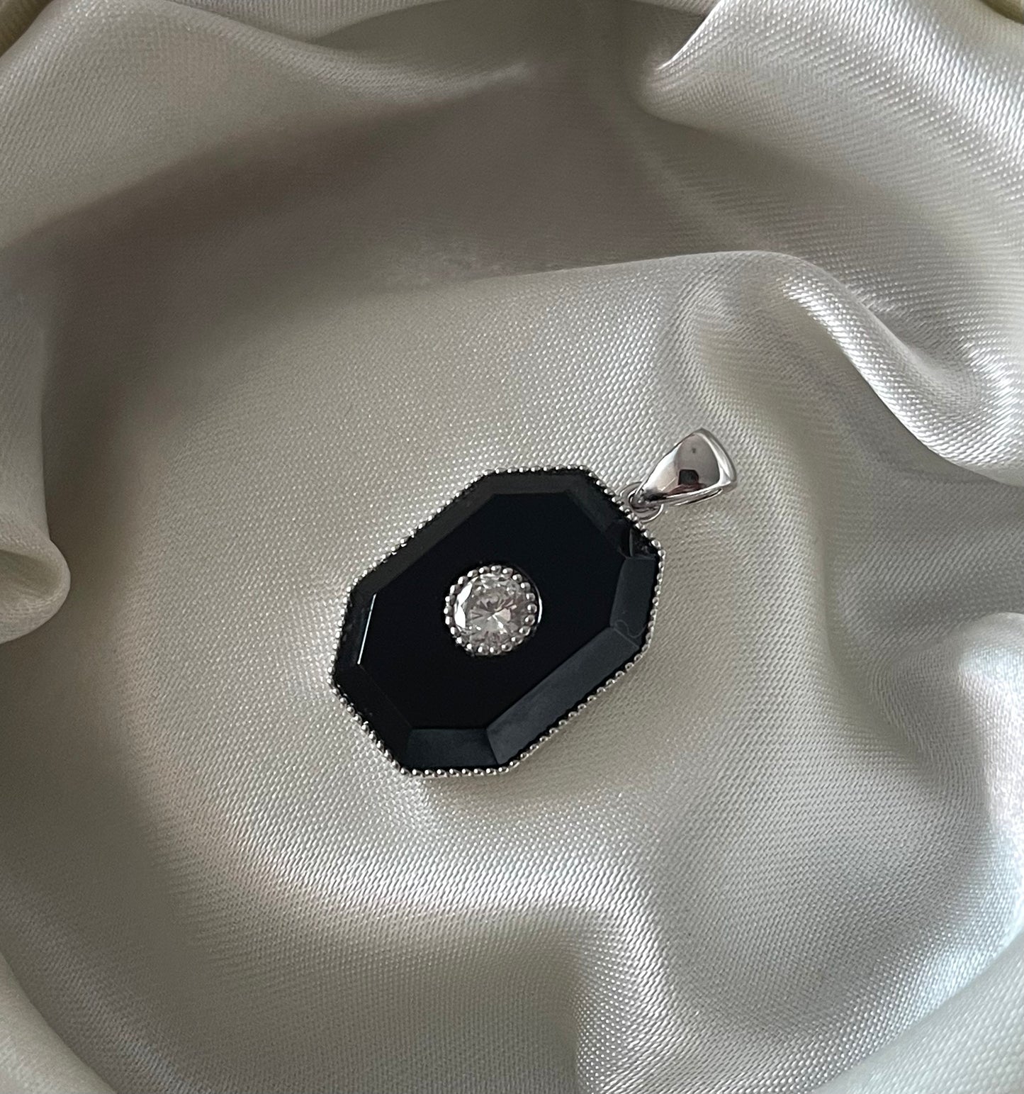 9ct white gold onyx pendant with 0.25ct natural diamond