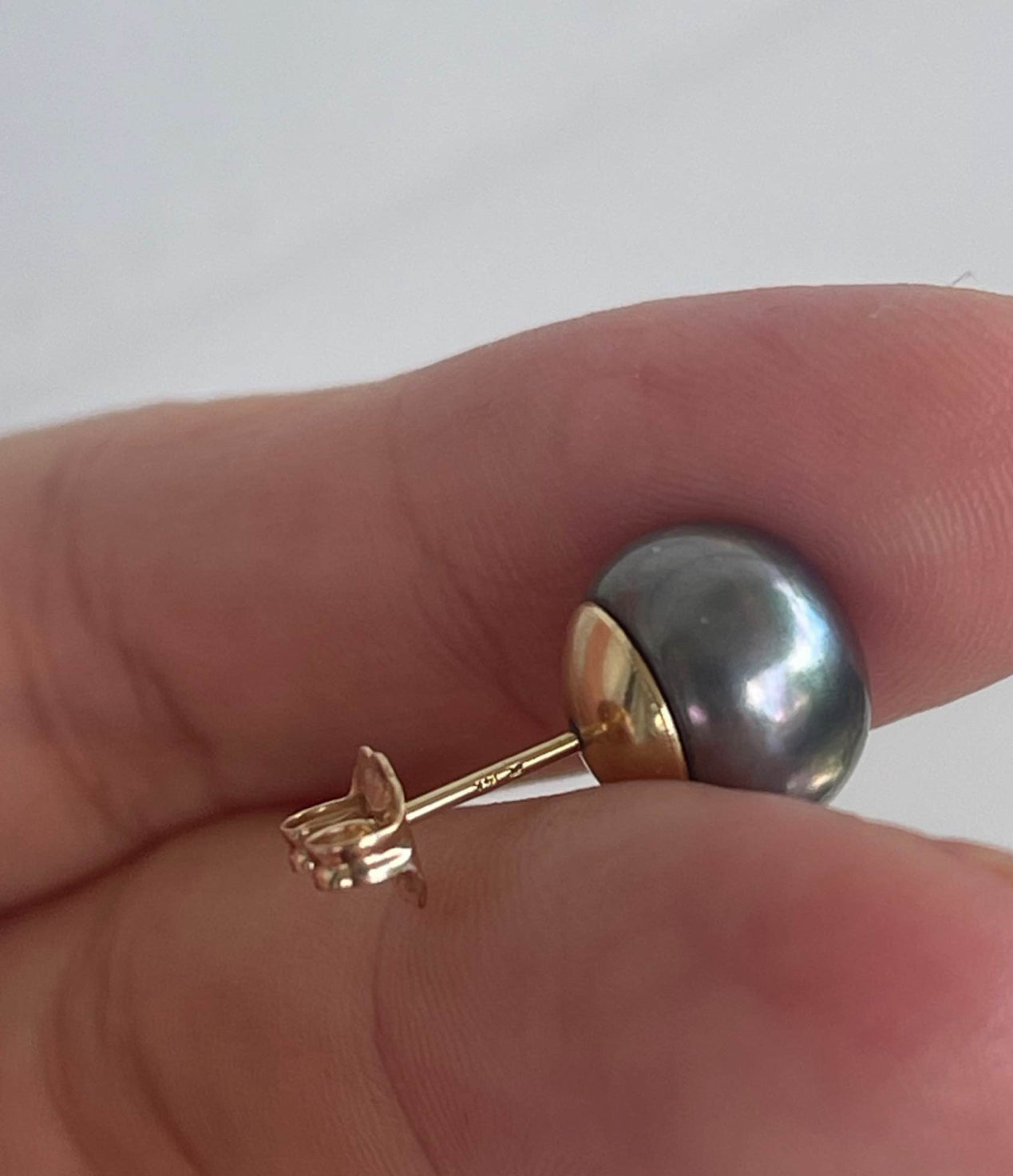 Vintage 14ct yellow gold genuine Tahitian pearl stud earrings