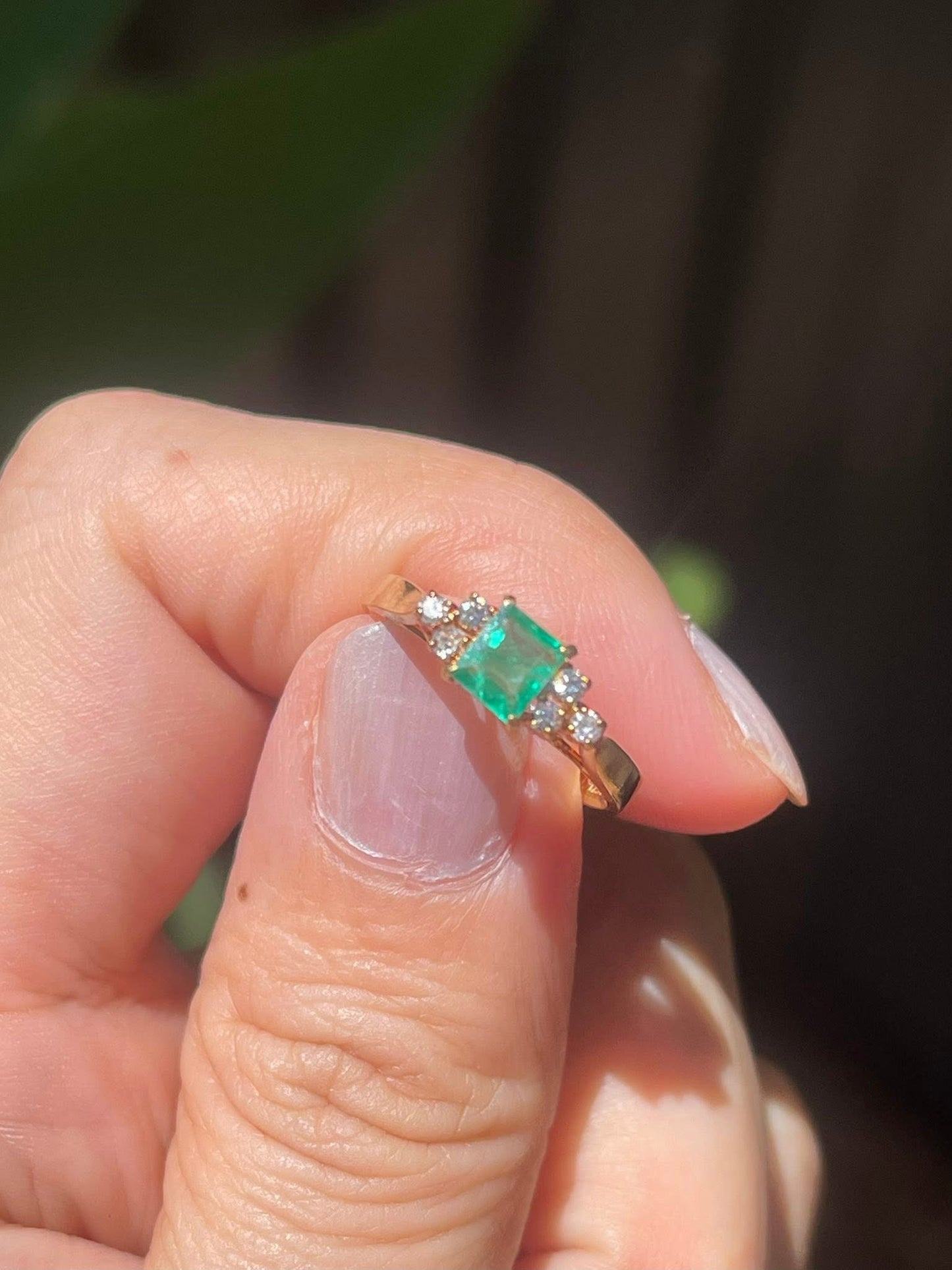 Vintage 90s 18ct yellow gold natural emerald diamond ring