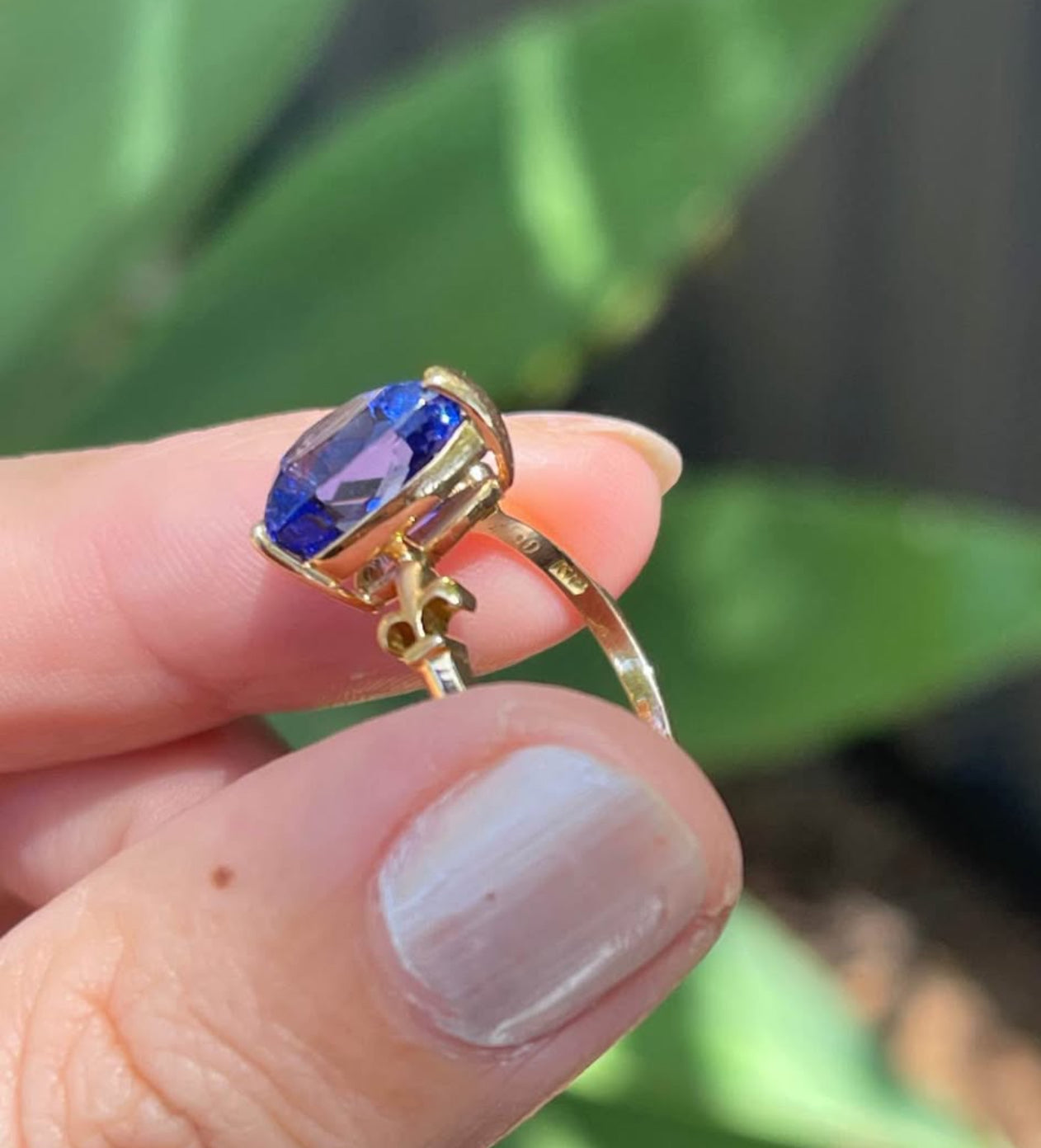 18ct yellow gold 4.1ct natural tanzanite with fleur-de-lis motif on shoulders