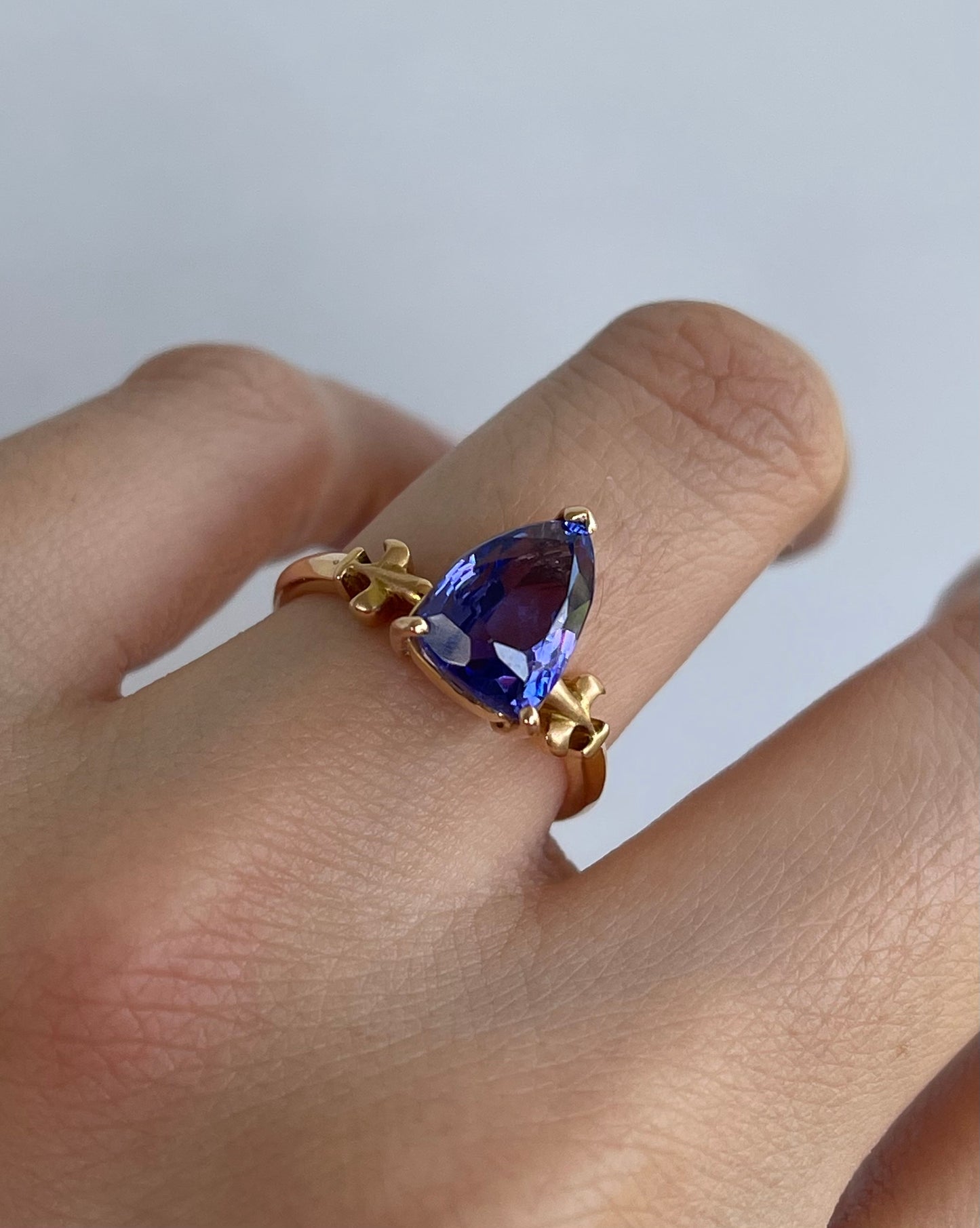 18ct yellow gold 4.1ct natural tanzanite with fleur-de-lis motif on shoulders
