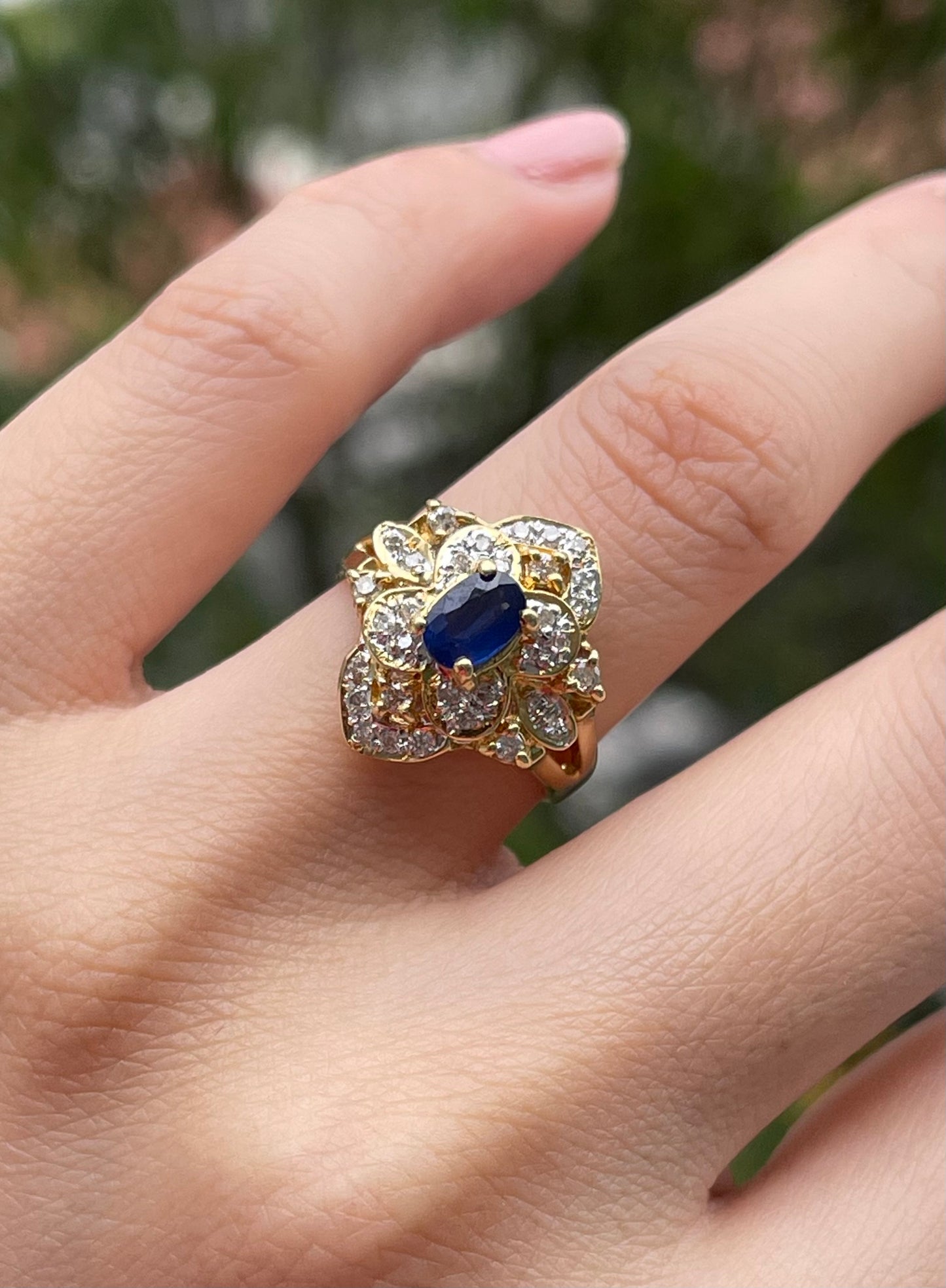 Vintage 18ct yellow gold natural sapphire diamond flower ring