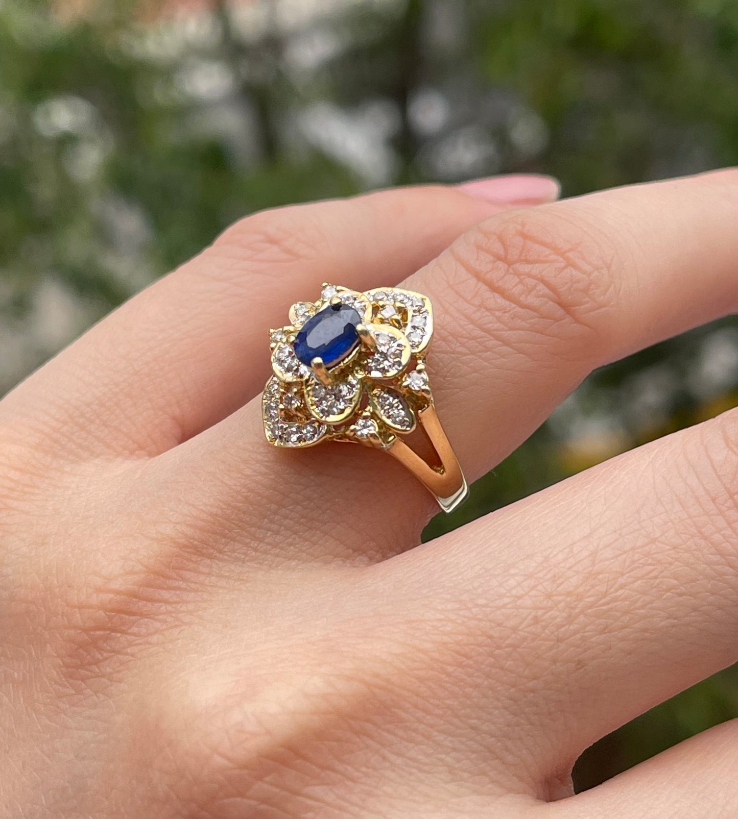 Vintage 18ct yellow gold natural sapphire diamond flower ring