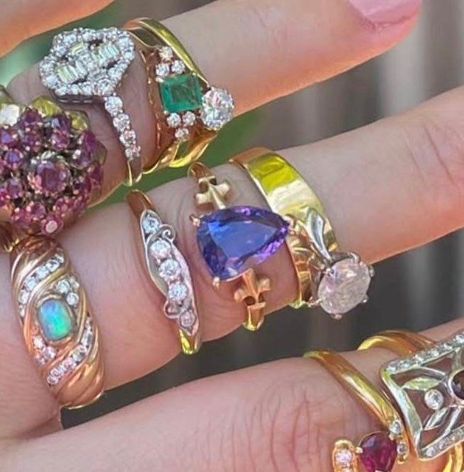 18ct yellow gold 4.1ct natural tanzanite with fleur-de-lis motif on shoulders