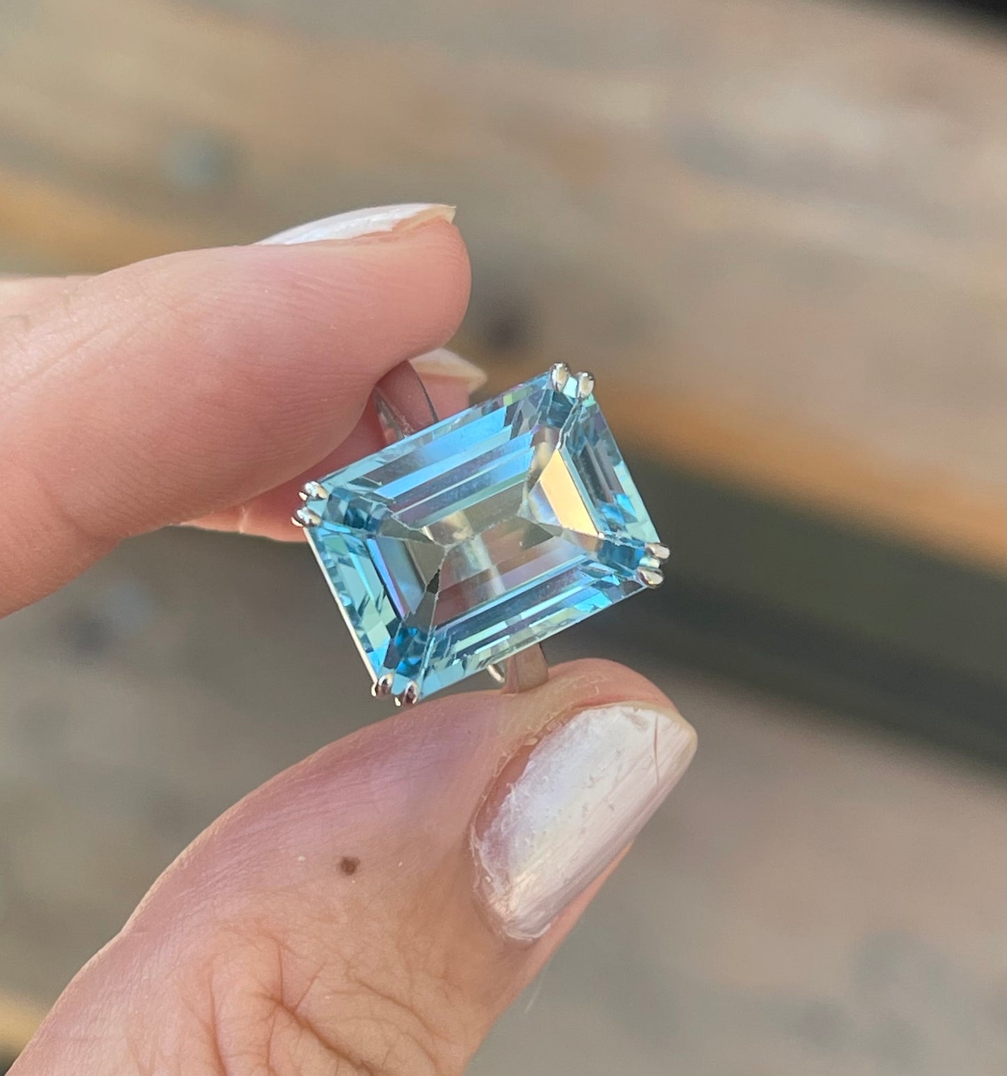 9ct white gold 13.5ct natural blue topaz ring