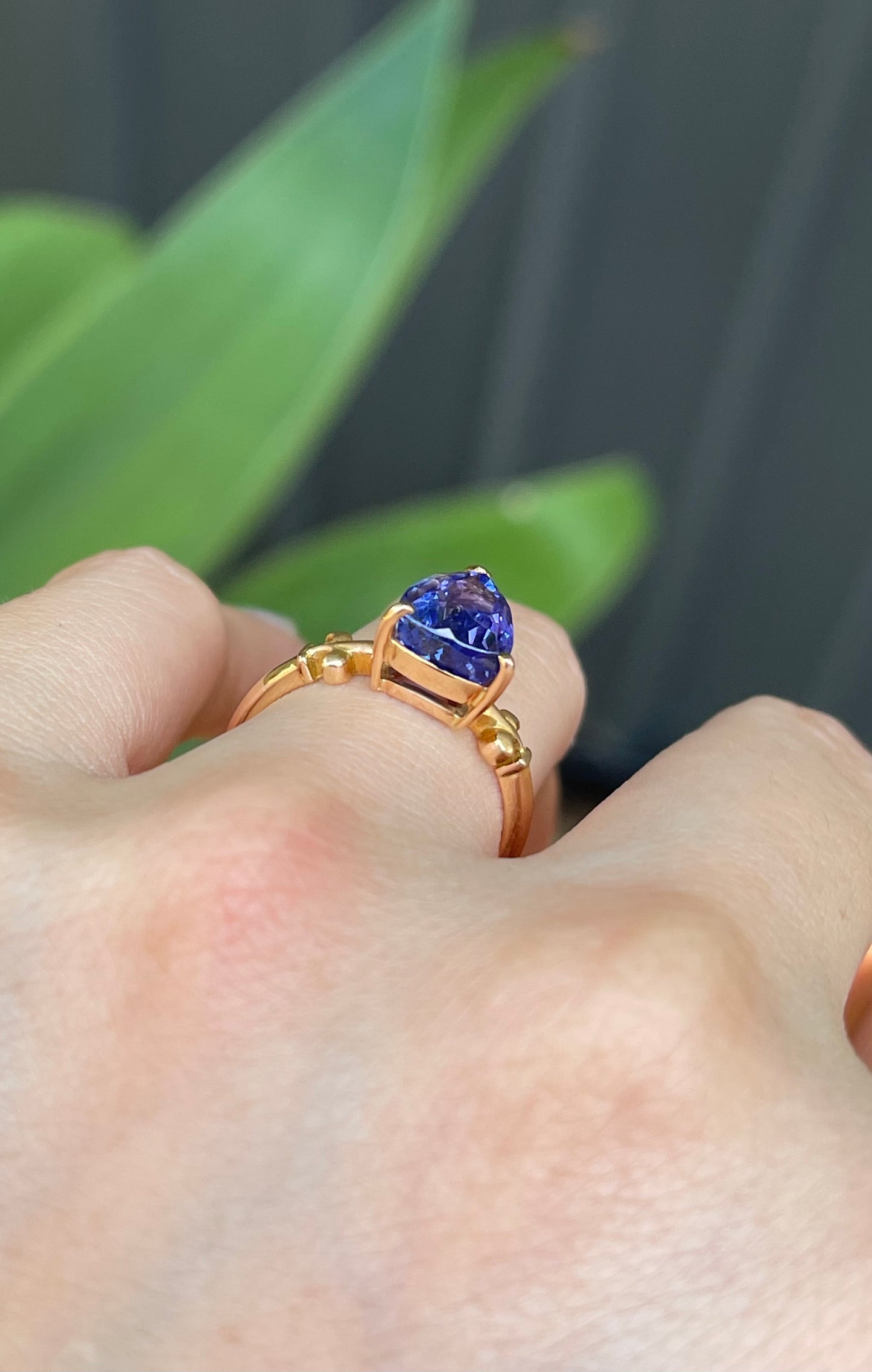 18ct yellow gold 4.1ct natural tanzanite with fleur-de-lis motif on shoulders