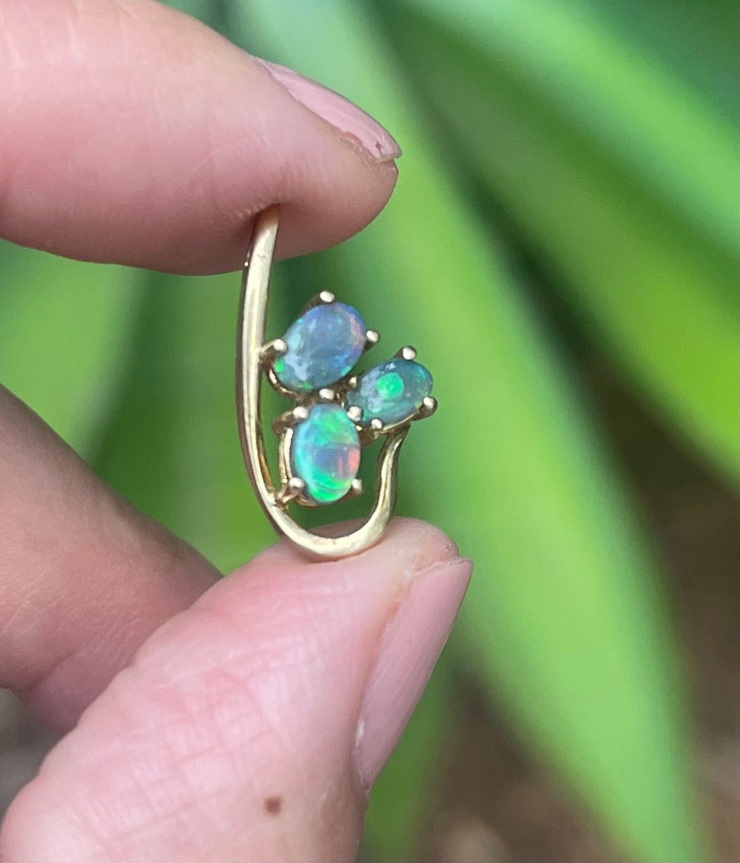 Vintage 18ct yellow gold Australian natural & solid dark opal trilogy pendant