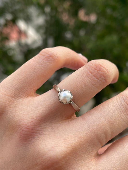 Antique 1930-1940 18ct white gold 6 claw genuine pearl ring