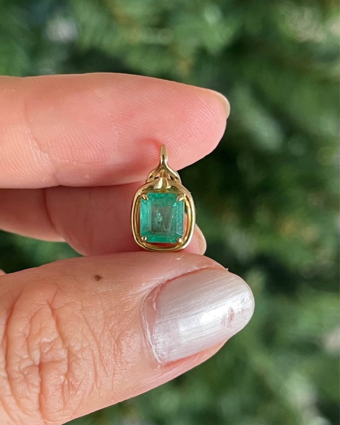 9ct yellow gold 1.2ct natural emerald pendant