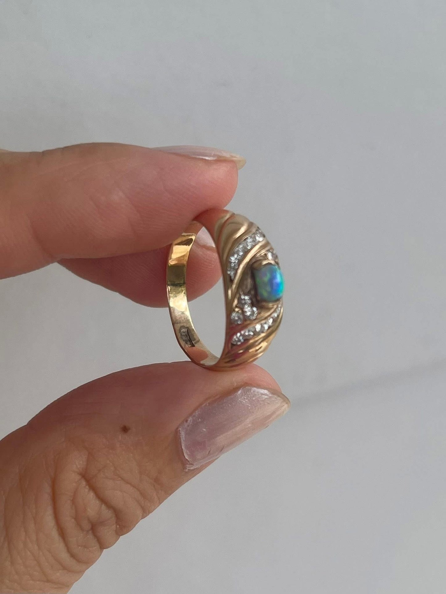 Vintage 18ct yellow gold natural solid opal diamond band ring