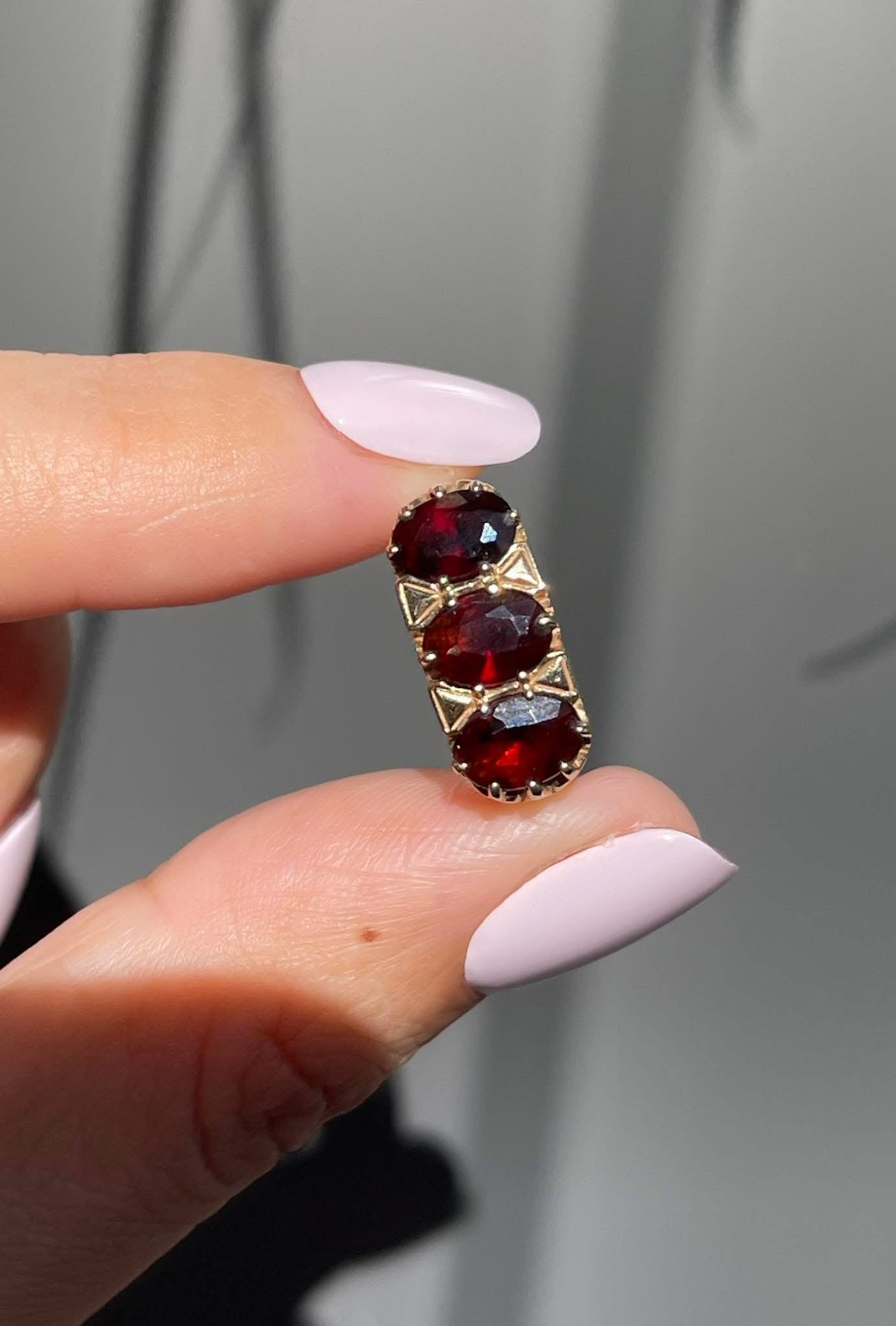 Vintage English Garnet Trilogy Ring In 9ct Yellow Gold