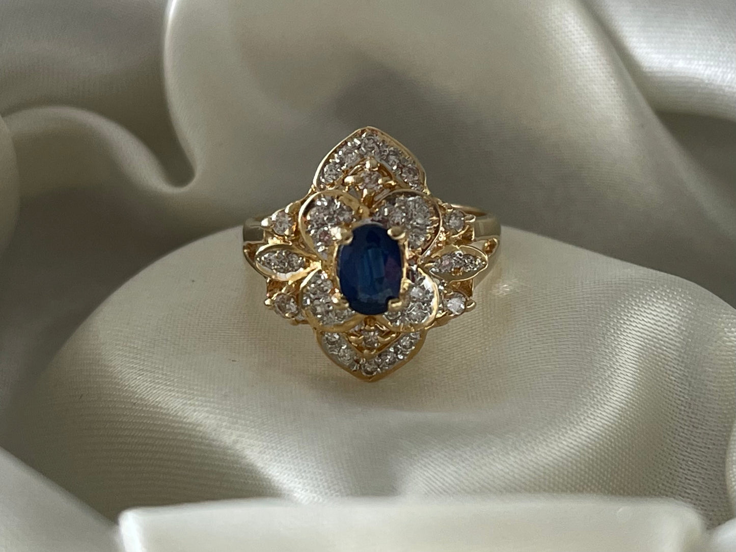Vintage 18ct yellow gold natural sapphire diamond flower ring